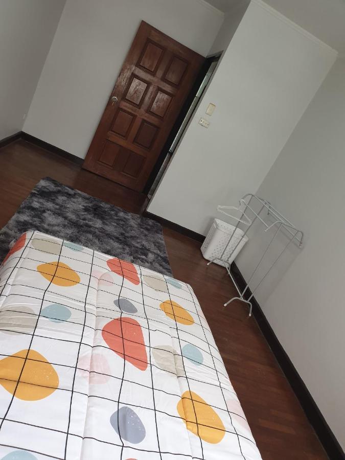Kru Nat'S Bed & Breakfast W/ Private Rooms & Gym Bangkok Exterior photo
